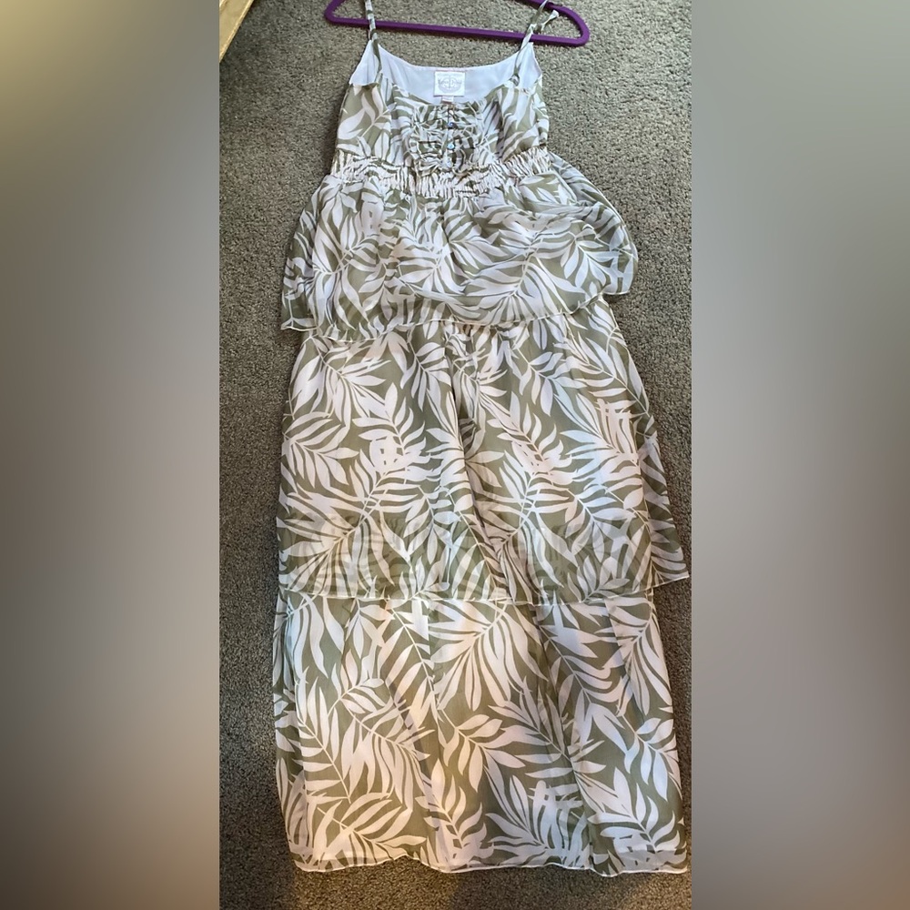 Romeo & Juliet Couture Olive and Cream Dress - Picture 8 of 13